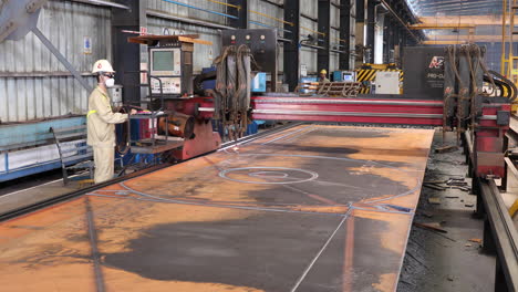 Fabricator-Operating-A-Plasma-Cutting-Machine-To-Cut-Thick-Steel-Sheet