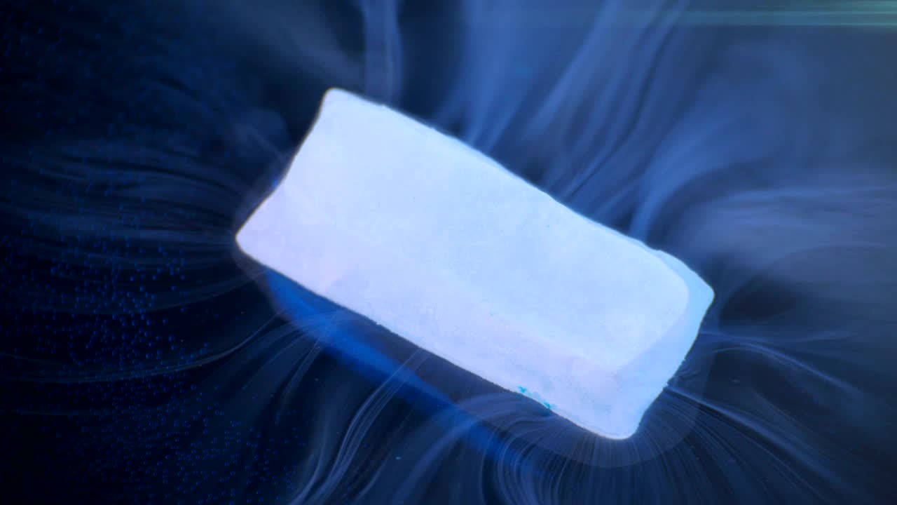 건조한 얼음은 물에 용해됩니다.