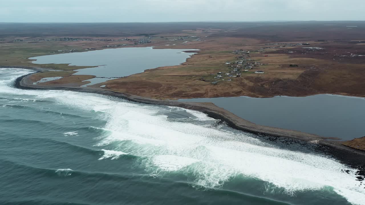 Droneoptagelse af atlantiske bølger nær landsbyen Barvas på Isle of Lewis