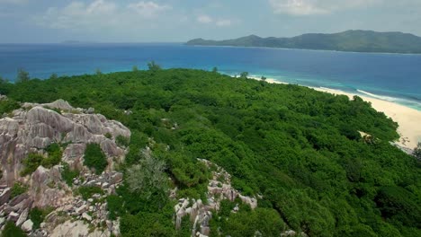 Paraíso-De-Aves,-Pequeña-Isla-Tropical-Remota-En-El-Amplio-Océano