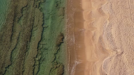 las olas del mar salpicando la playa