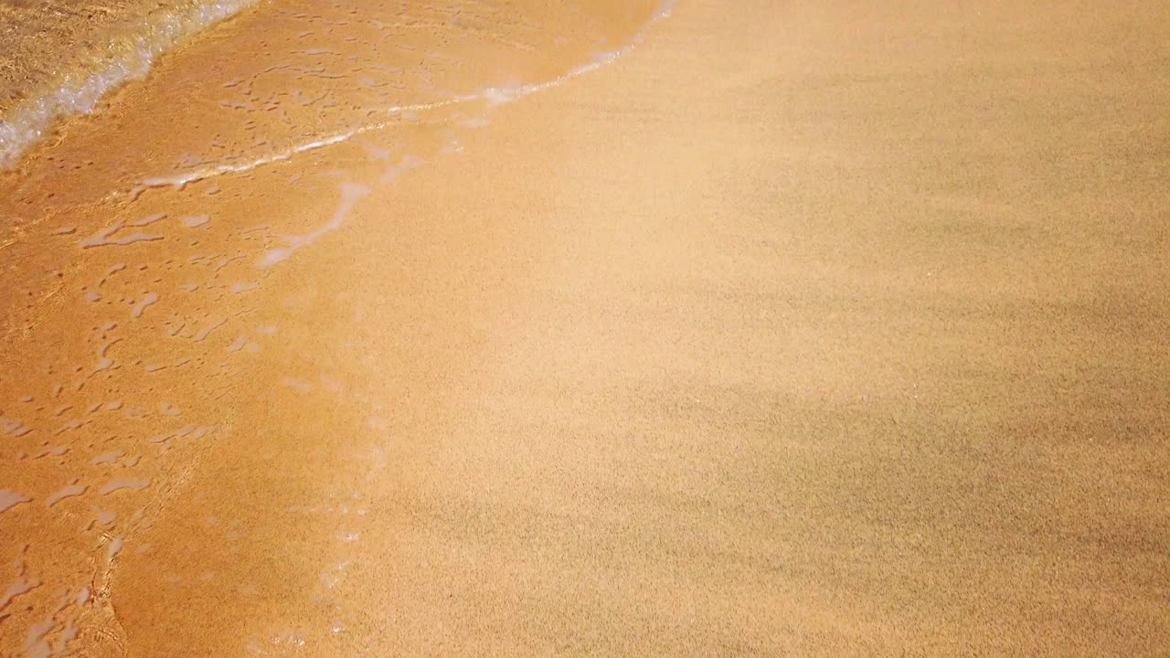 캐리비안 바다 위의 장엄한 구름 풍경을 보여주는 패닝 샷