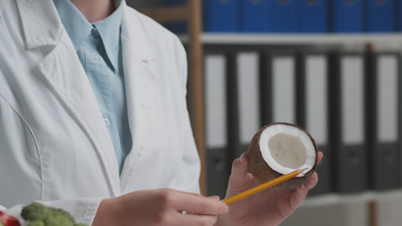 científico examinando un coco