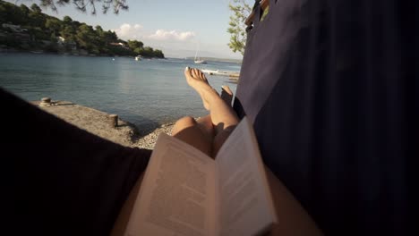 Frau-Lesebuch-In-Der-Hängematte-Am-Strand