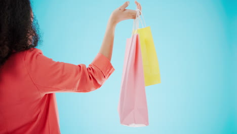 럭셔리, 쇼핑 가방과 스튜디오에 있는 여성의 손