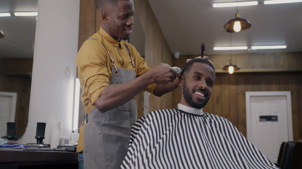 un hombre se corta el cabello en una barbería.