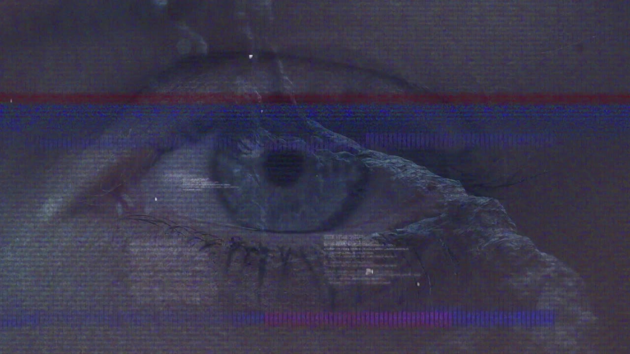 animación de la pantalla con glitch y datos diversos sobre la cadena de adn con un ojo femenino en el fondo
