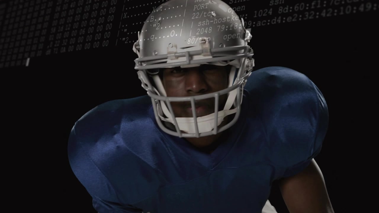 Codice tecnologico che emerge intorno a un giocatore di football americano accovacciato e che alza la testa assumendo una posizione di attacco.