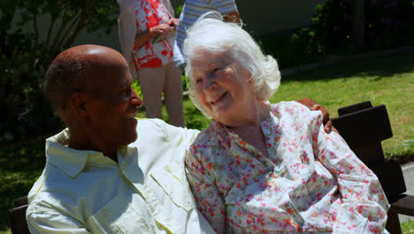 Vista-Frontal-De-Una-Pareja-Senior-Activa-De-Raza-Mixta-Sonriendo-Y-Mirándose-En-El-Jardín-De-Nur