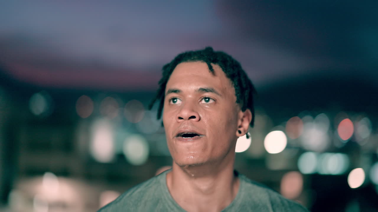 hombre negro, ejercicio y agua potable por la noche