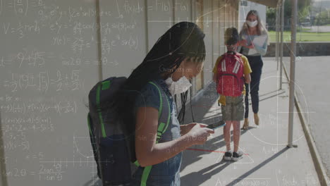 animación de ecuaciones matemáticas sobre diversos escolares y maestros que usan máscaras faciales