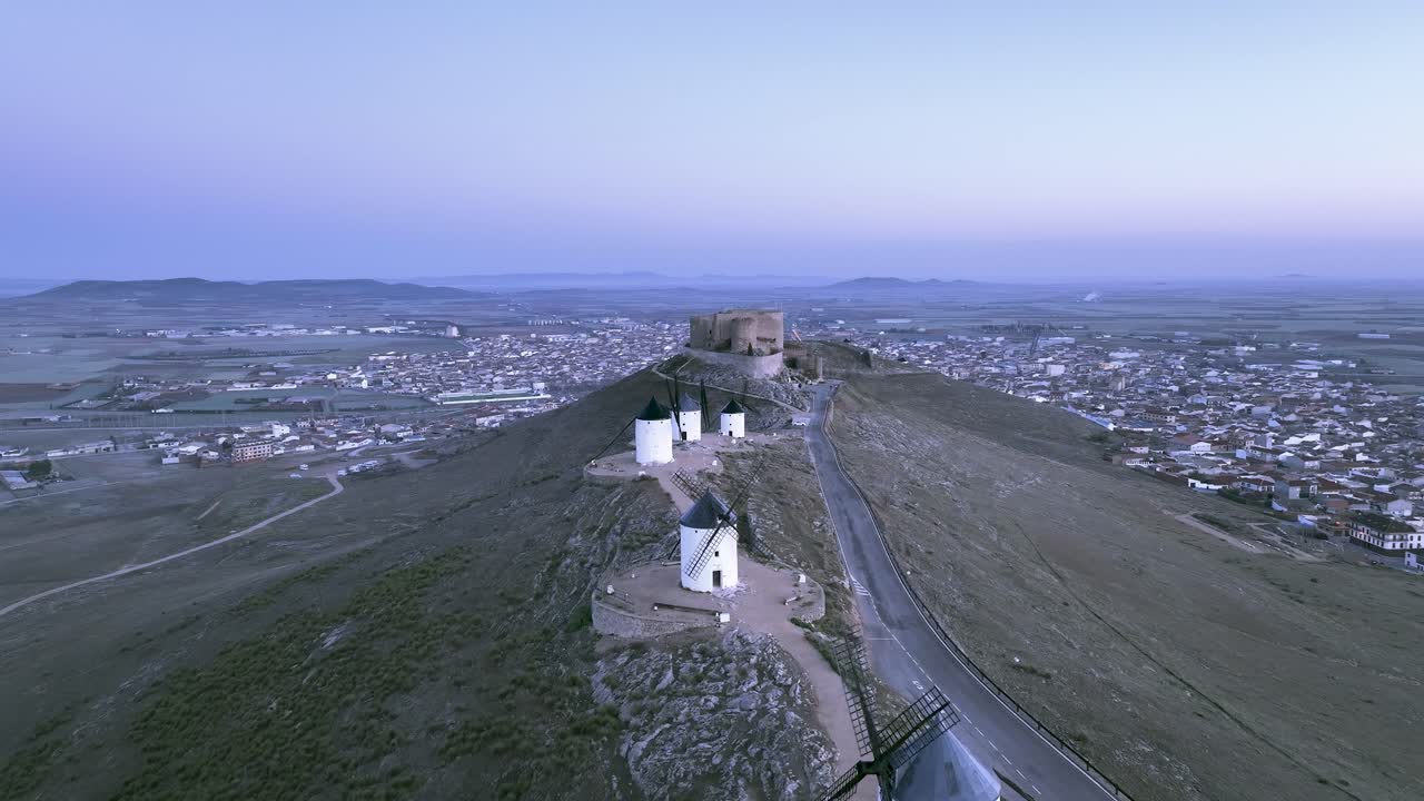 toma de drones de los molinos de consuegra con el castillo de la muela al fondo en castilla-la mancha, toledo, españa
