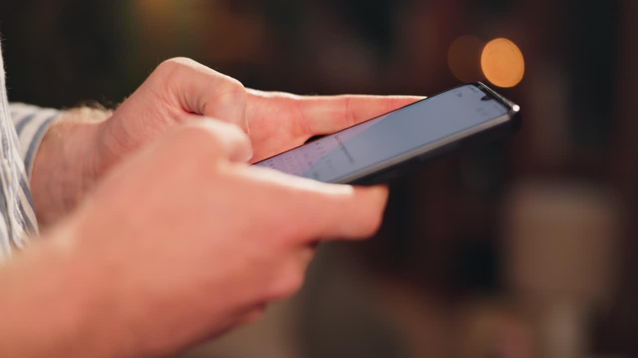 una persona que utiliza un teléfono inteligente