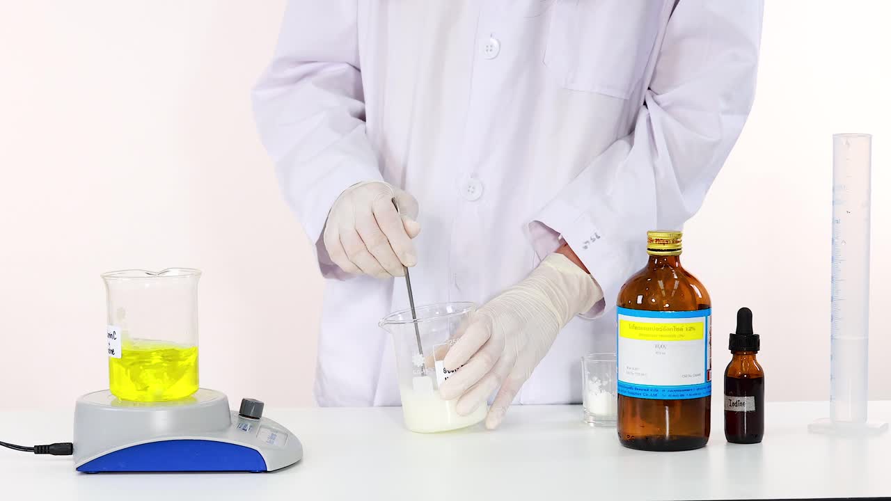 실험실 환경에서 요오드 시계 반응 실험을 수행하는 과학자