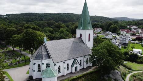 ljungs kyrka con la vegetación circundante y la zona residencial en ljungskile, suecia, vista aérea