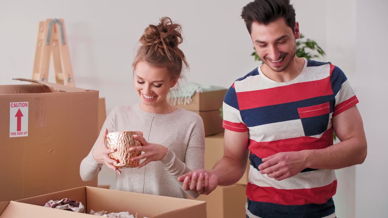 una pareja amorosa empaquetando cosas en cartones