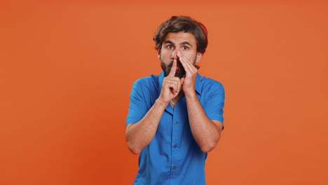 joven susurrar noticias rumores cogiendo las manos cerca de la boca, compartir chismes, callado, mantener mis secretos