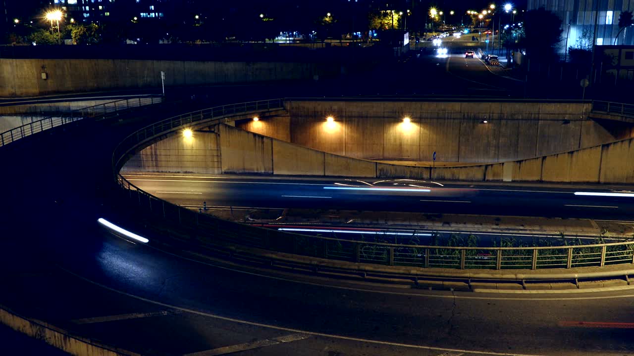 la rotonda por encima de la autopista. el lapso de tiempo
