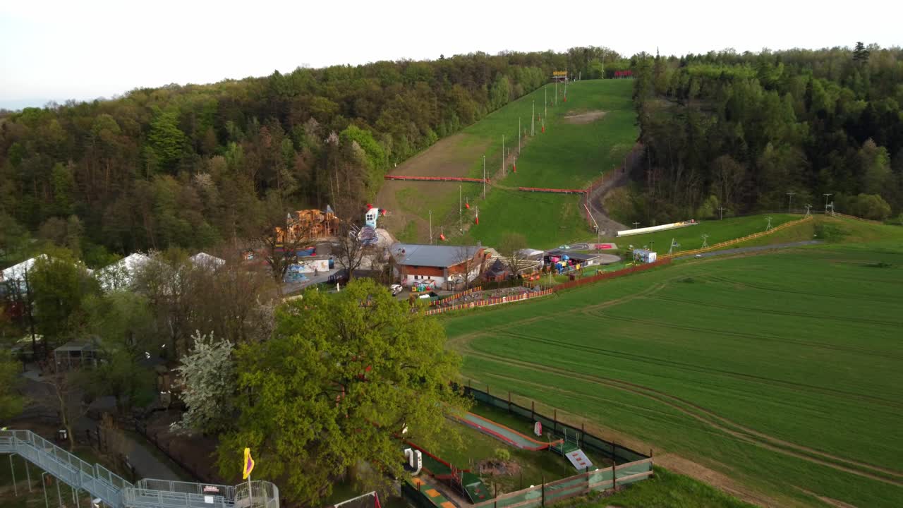 лыжный подъемник на холме скалка во время и парк развлечений лето, чешская республика 4к
