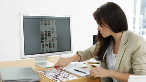 editor de fotos que rodean las fotos en la hoja de contacto