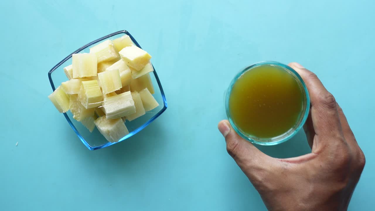 cerca de un vaso de jugo de caña de azúcar