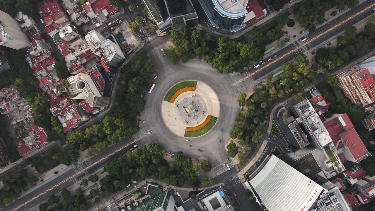 Filmato aereo della Glorieta dell'Angelo dell'Indipendenza ripreso allo zenit, mentre le auto attraversano l'Avenida Reforma al mattino