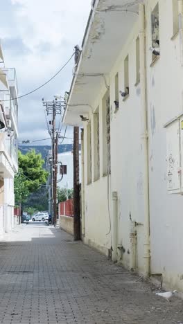 callejón estrecho en una ciudad