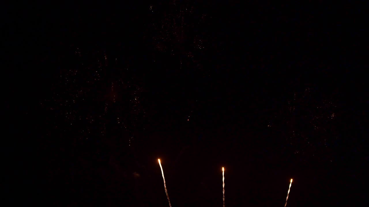 hermosa exhibición de trabajo de fuego colorido por la noche para la celebración en el festival