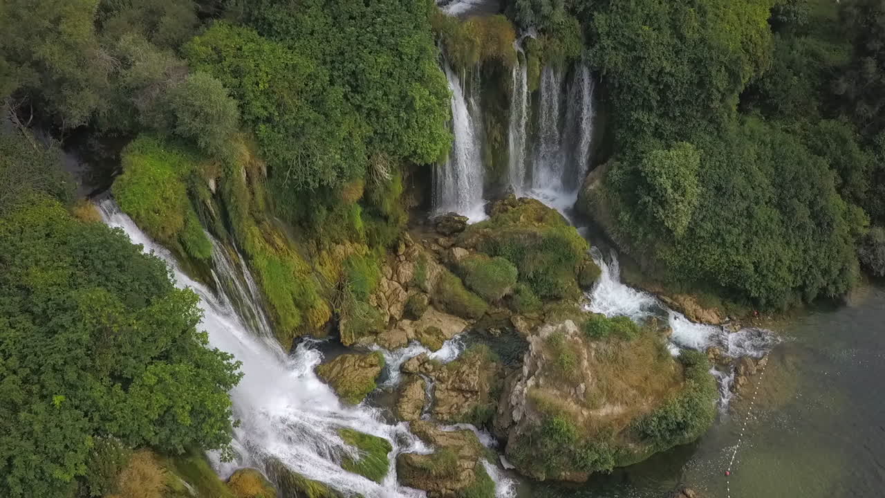 Veduta aerea rotante della splendida cascata di Kravice a Studenci, Bosnia.