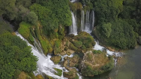 Vista-Aérea-Giratoria-De-La-Impresionante-Cascada-De-Kravice-En-Studenci,-Bosnia