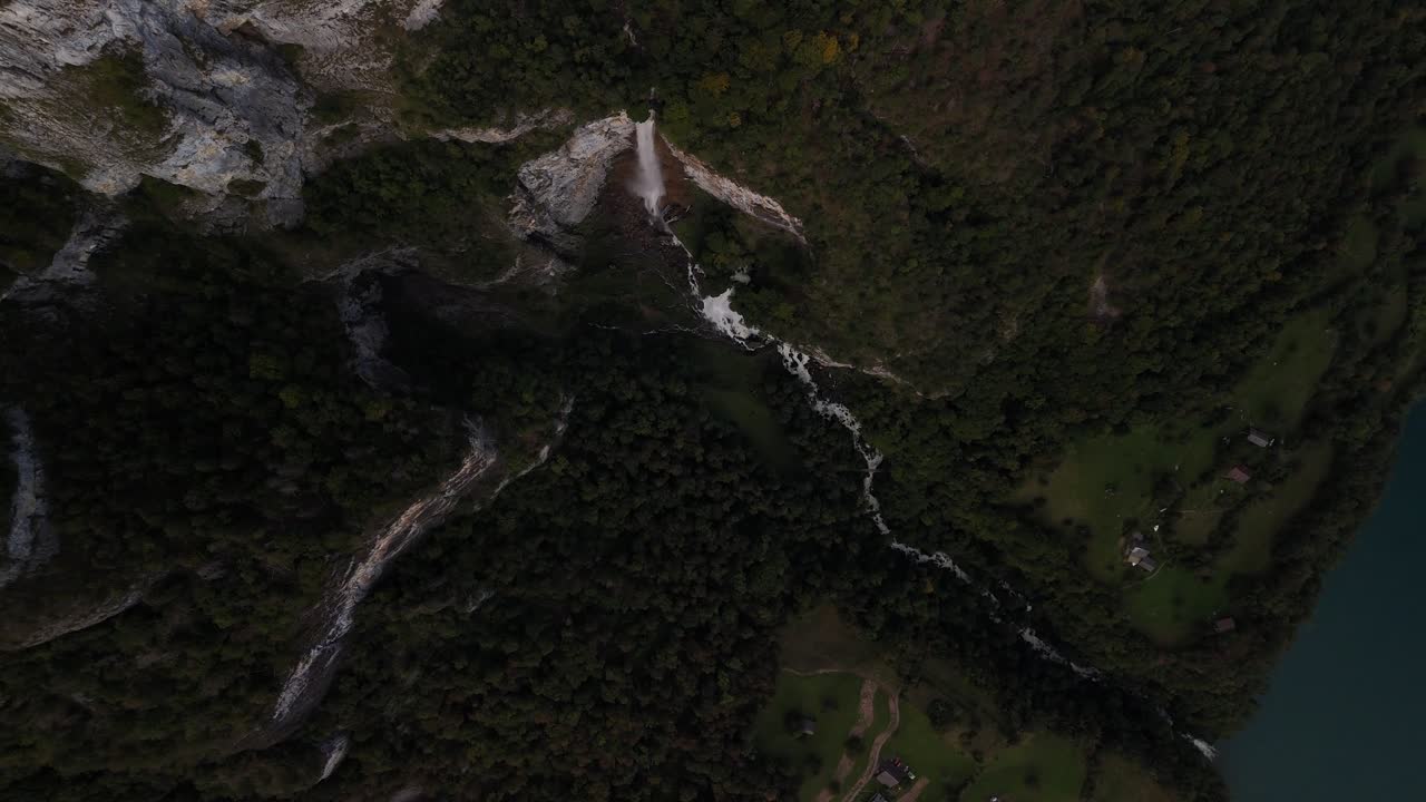 cascada que forma el río seerenbach cascadas que fluyen en el lago walensee suiza