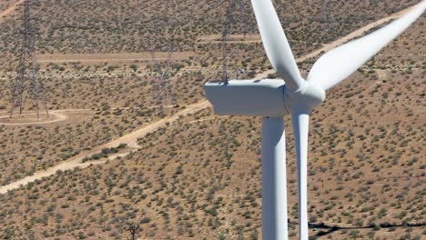vista aérea de las palas giratorias de la turbina eólica en el desierto de mojave en un día soleado