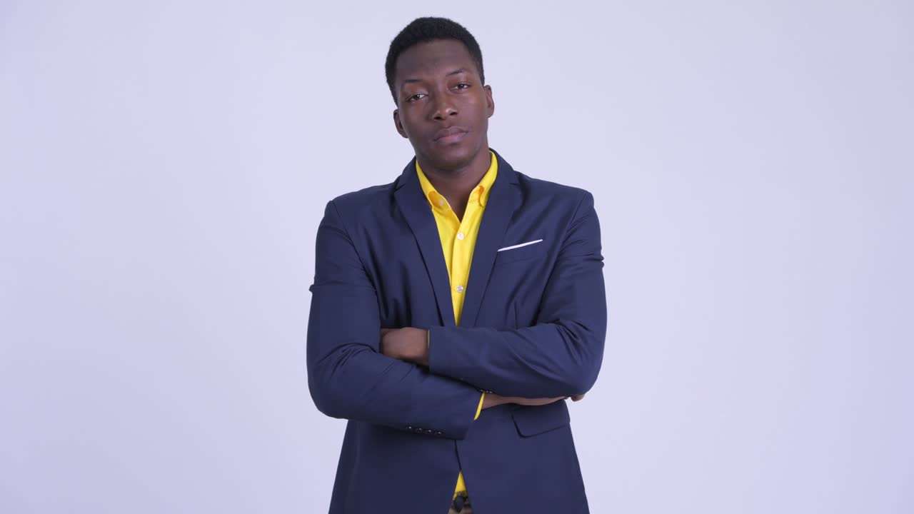 joven y guapo hombre de negocios africano en traje