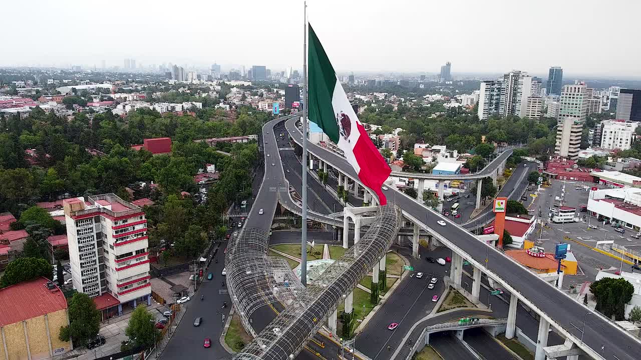 Mexico City'deki Periferico üzerinde Meksika Bayrağı Manzarası