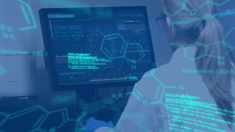científico que usa la computadora mientras el texto y los datos se mueven