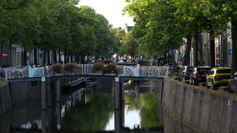 Blick-Auf-Die-Uiterste-Brug-über-Den-Flusskanal-In-Westhaven-In-Gouda,-Südholland,-Niederlande