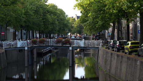 vista del puente de uiterst sobre el canal del río en westhaven en gouda, holanda del sur, países bajos