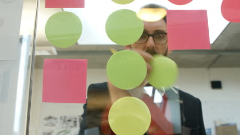 businessman writing on sticky note 4k