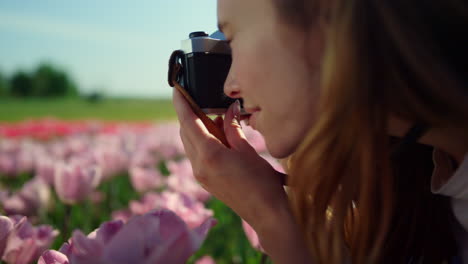 Nahaufnahme-Eines-Frauenprofils,-Das-Ein-Bild-Einer-Blume-Schießt.-Porträt-Einer-Frau,-Die-Ein-Foto-Macht