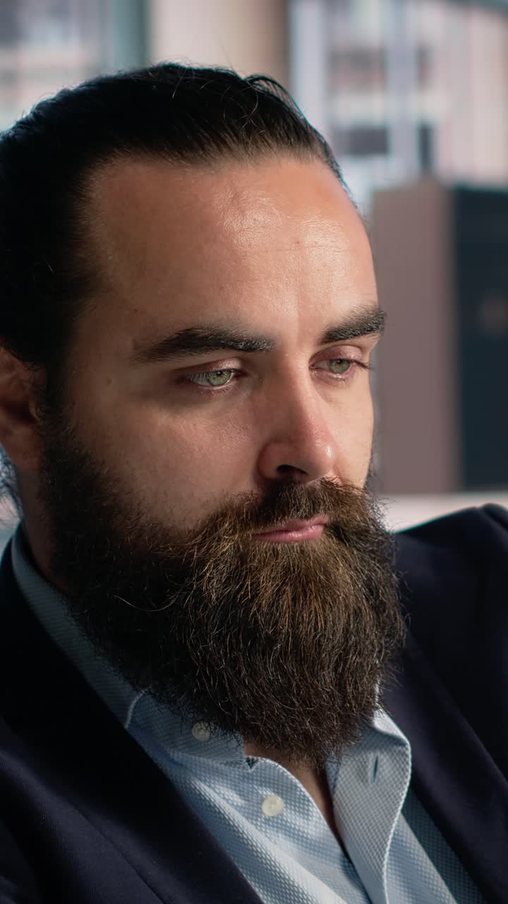 Video verticale. Uomo d'affari adulto che riflette sulla visione della leadership e sulla pianificazione della strategia razionale