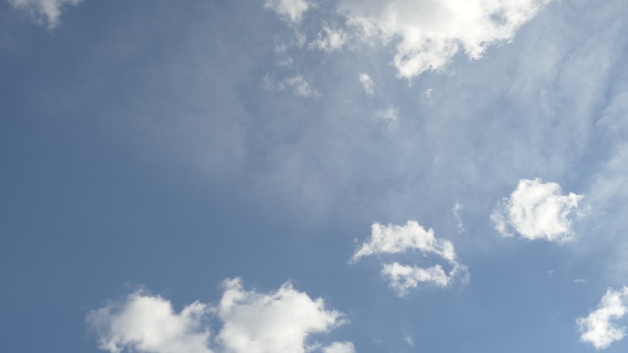 회색과 흰색 구름의 아름다운 저속 촬영