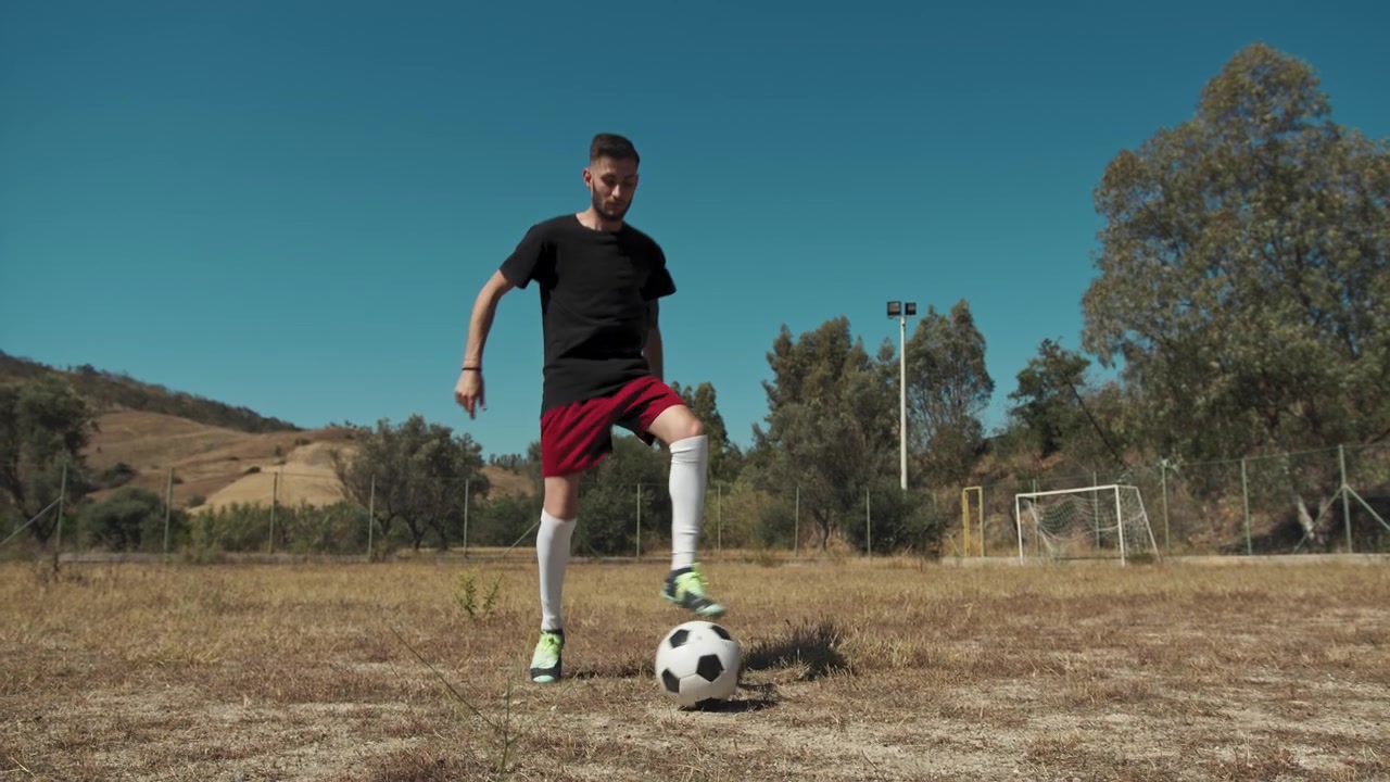 Habilidad y técnica de un jugador controlando el balón
