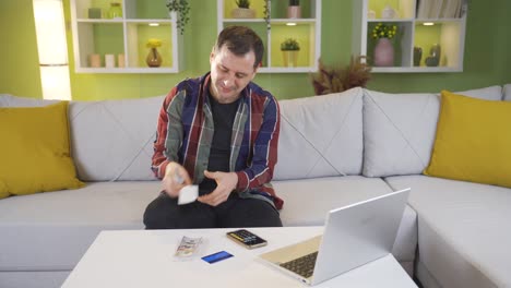 al ver que le queda dinero después de pagar las cuentas, el hombre está feliz y alegre.