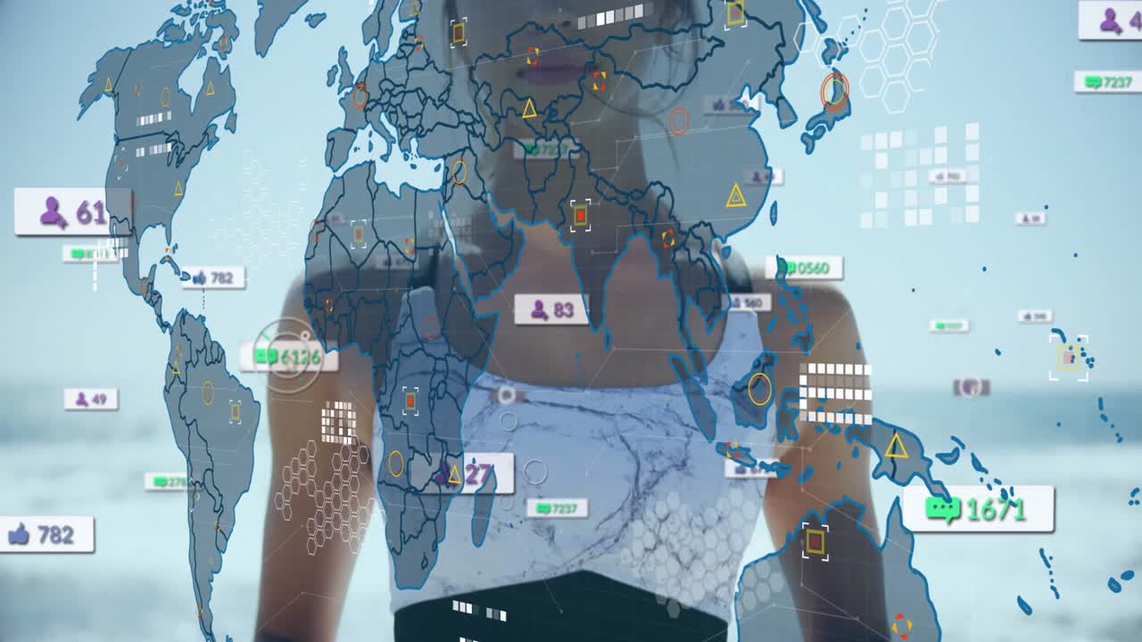 Donna sulla ringhiera della spiaggia che attiva una sovrapposizione di mappa che sfuma sul busto, con icone che si animano per il monitoraggio tecnologico
