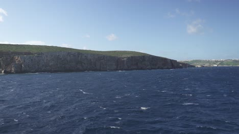 Costa-De-La-Isla-De-Comino-En-Un-Día-Soleado-En-El-Mar-Mediterráneo