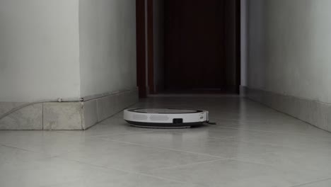 robot aspirador en el salón