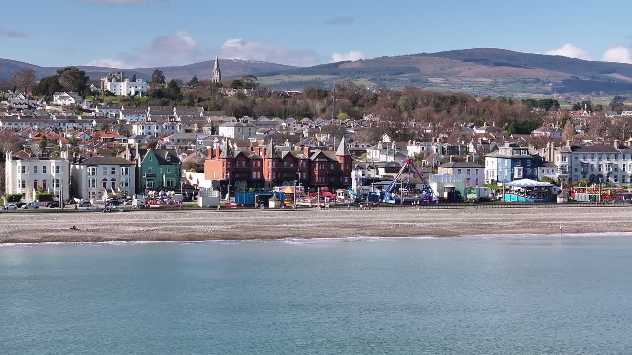 Úžasné panorama města Bray s ikonickými budovami, kostelem a pohořím Wicklow. Irsko.