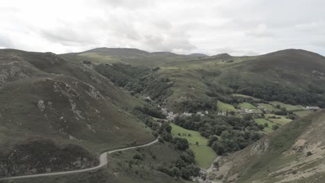 capelulo penmaenmawr montaña galesa valle costero vista aérea norte de gales subida órbita derecha