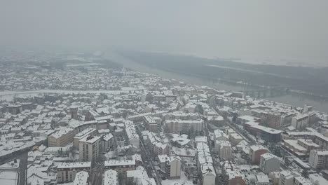 Vista-Aérea-De-Un-Pequeño-Pueblo-Cubierto-De-Nieve