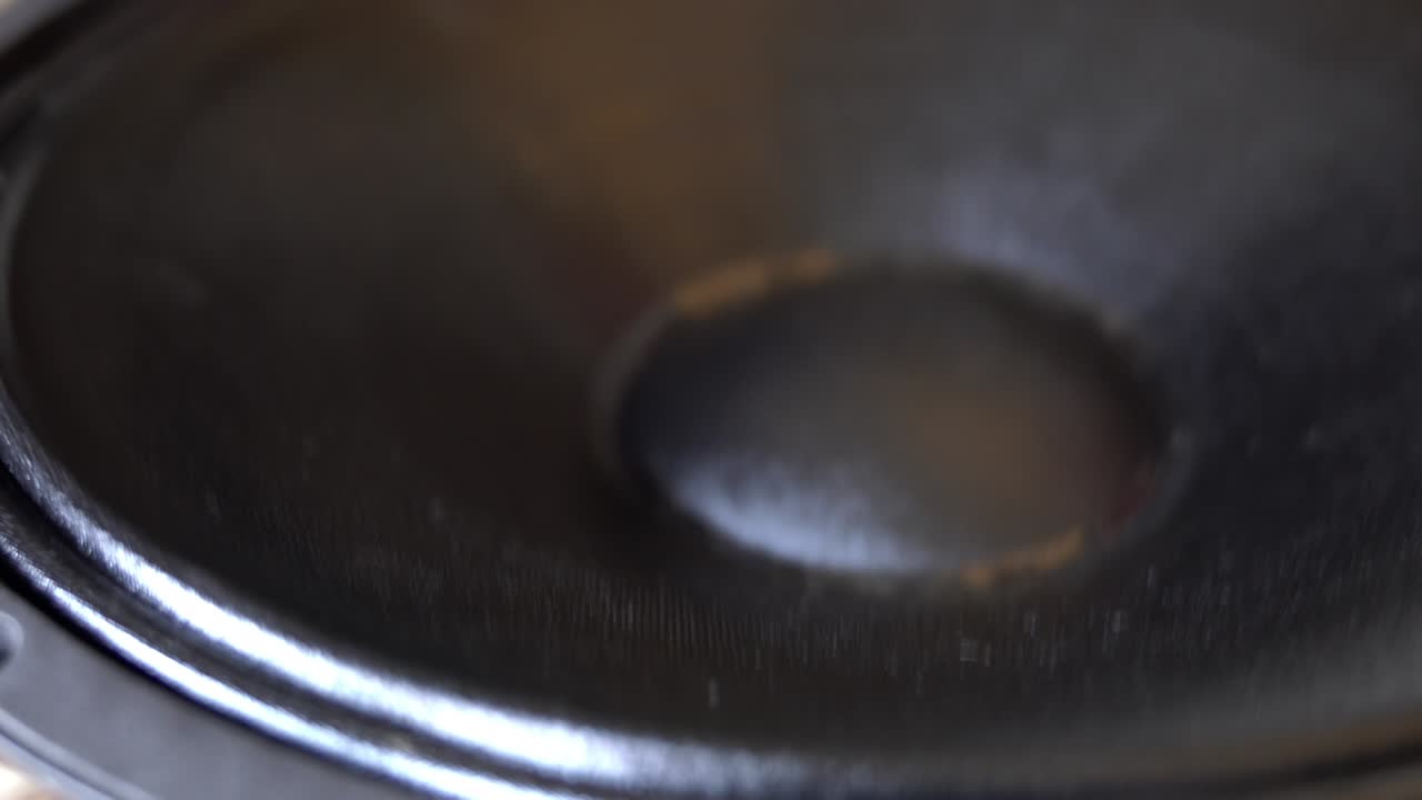 4k 비디오 극단적인 클로즈업 은 검은색 둥근 오디오 스피커의 초중심을 제거하여 낮은 주파수 스타일리시 서브 우퍼에서 베이스 사운드에서 진동합니다.